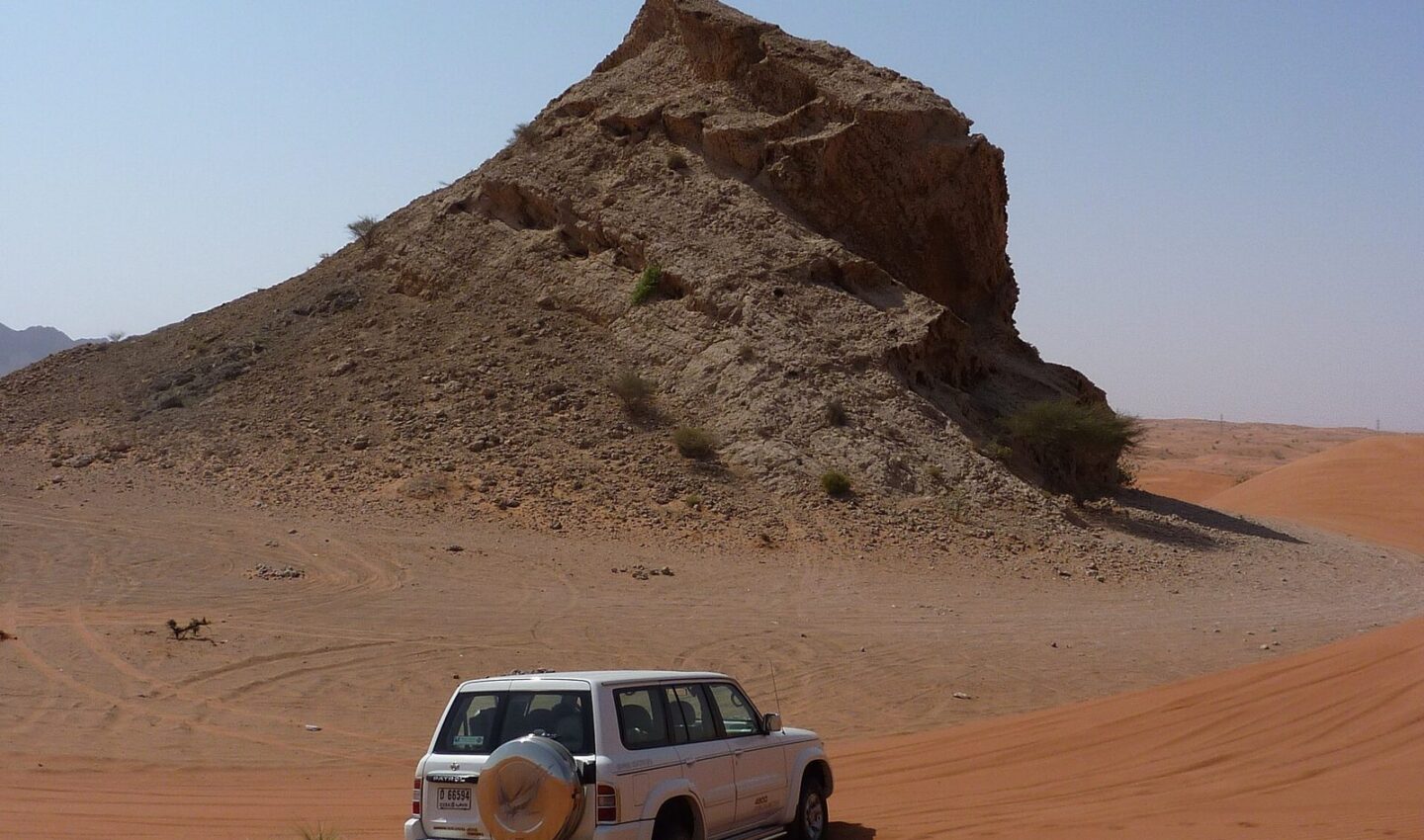 How to Sell Your Car in Dubai: Clearing Fines, Ownership Transfer and Plate Options