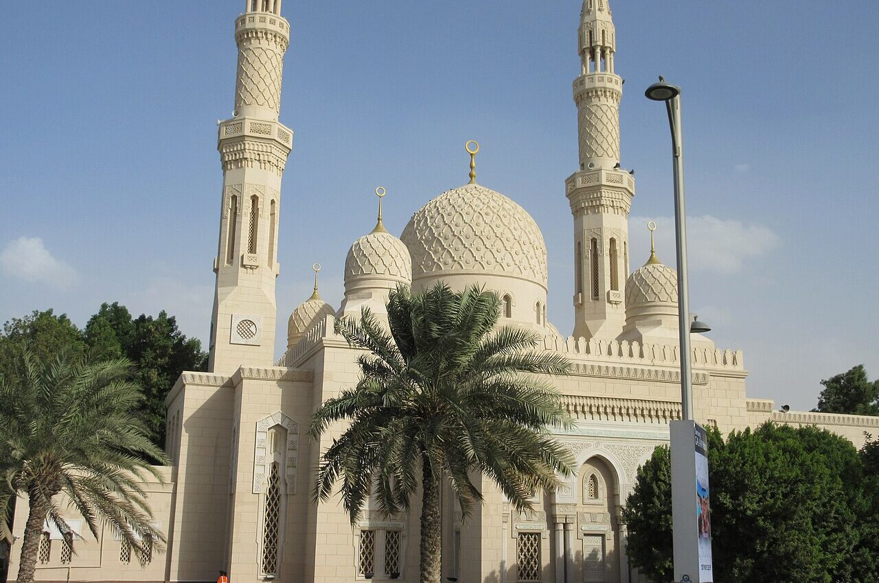 Photo illustrating: How Prayer Times Shape the Working Day in Dubai: Meetings, Breaks and Planning Around Them