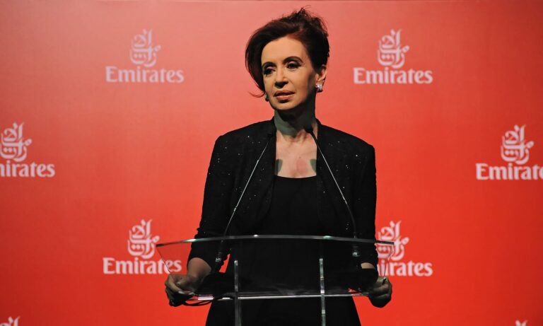 La presidenta Cristina Fernández asistió esta noche al lanzamiento de la ruta aérea que unirá diariamente Buenos Aires con Dubai, capital de Emiratos Árabes, a cargo de la compañía