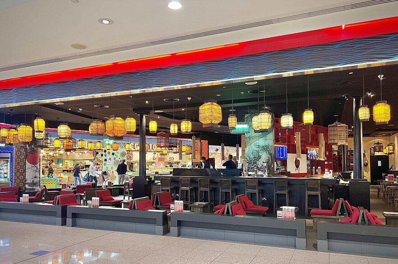 Photo illustrating: How to Order at a Dubai Cafeteria: Chai, Fresh Juice and Menu Terms Decoded