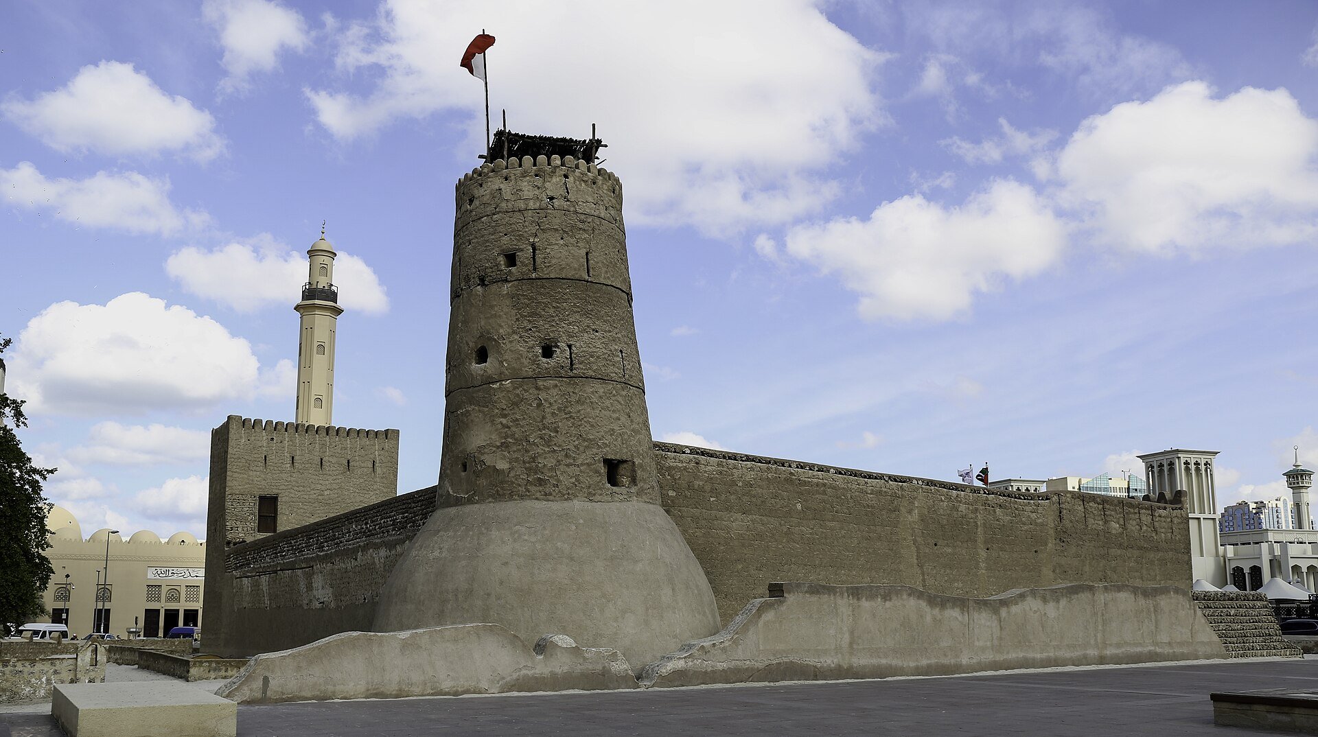 Das al-Fahidi-Fort (arabisch حصن الفهيدي Hisn al-Fahidi, DMG Hiṣn al-Fahīdī ‚al-Fahidi-Burg‘) ist eine Festung im Zentrum Dubais.