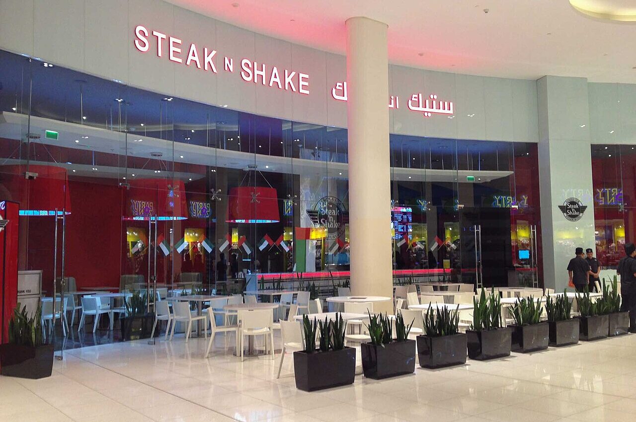Photo illustrating: Iftar Buffets vs Set Menus in Dubai: How to Choose During Ramadan