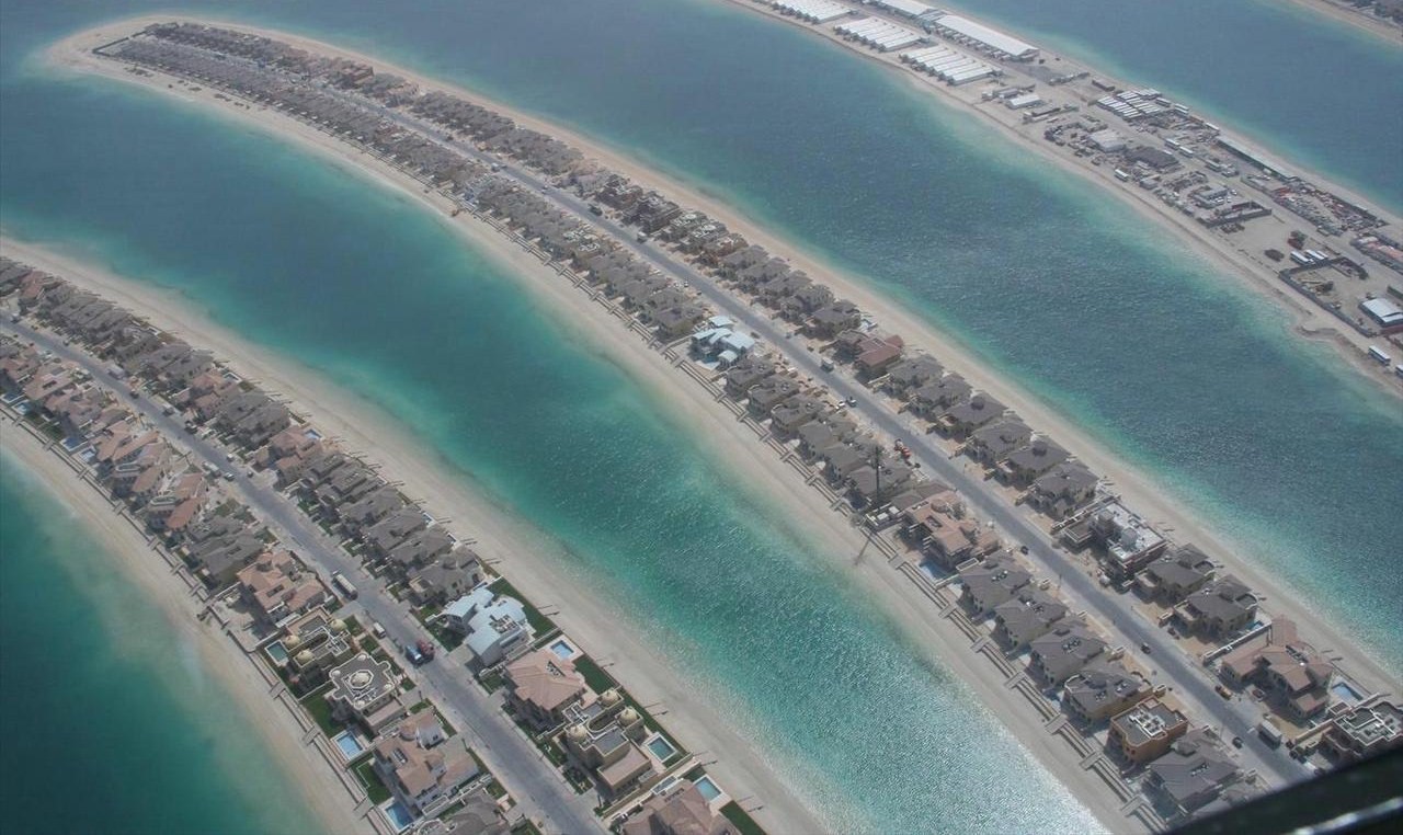 Photo illustrating: RTA Dubai App vs S'hail: Which One to Use for Parking, Nol Top-Ups and Journey Planning