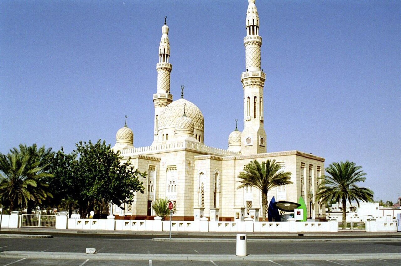 Photo illustrating: Useful Arabic Phrases for Daily Life in Dubai: Greetings, Thanks and Polite Requests at Work