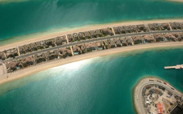 Photo illustrating: What to Check Before Paying a Visa Agent in Dubai: Licence, Receipts and Refunds